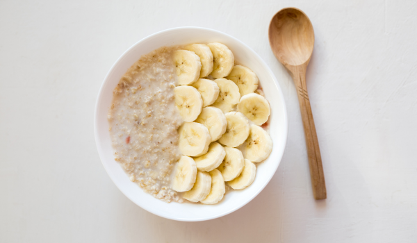 Banana e aveia em um prato