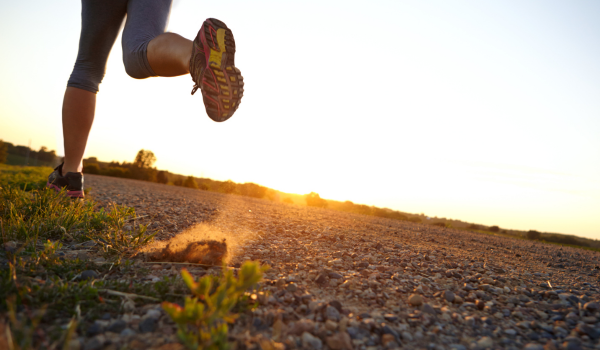 Membros inferiores de uma pessoa correndo