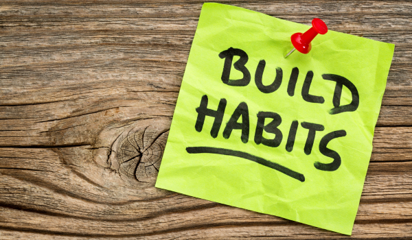 Palavra "build habits" escrita em um papel