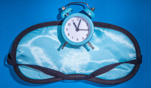 Máscara tapa olhos para dormir e um despertador