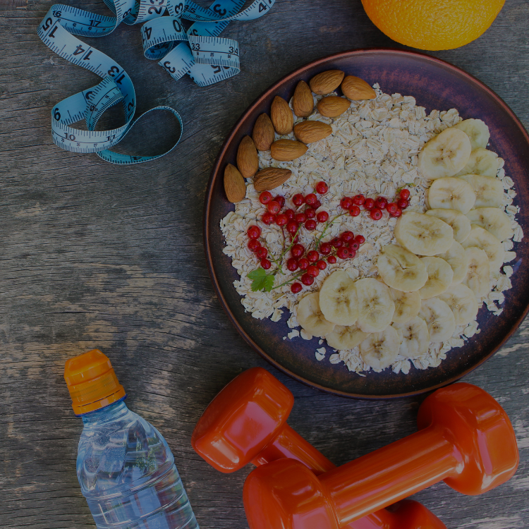 Comida saudável em um prato, laranja e uma fita métrica sobre uma madeira
