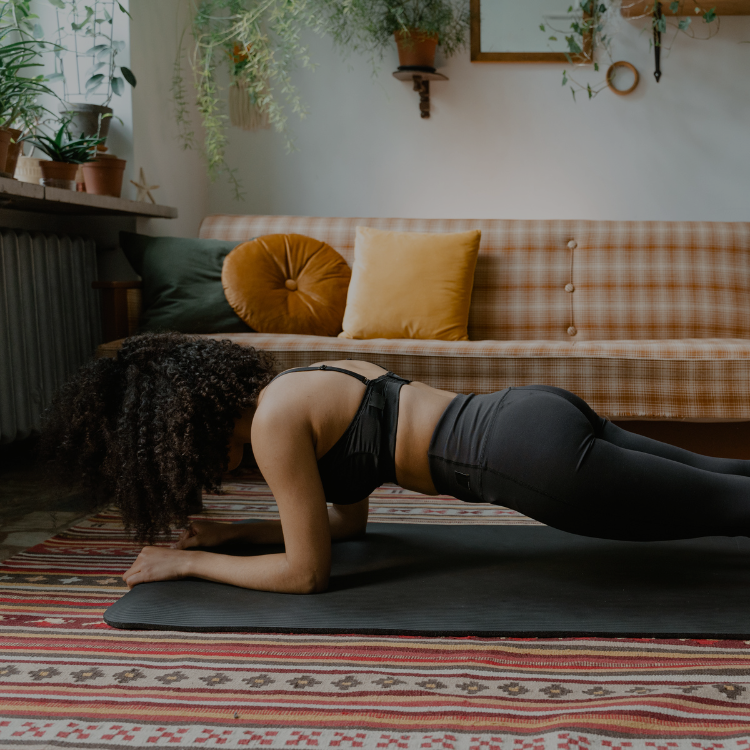 Mulher fazendo exercício prancha em casa