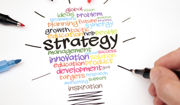 Palavra "strategy" com mais outras palavras formando uma lâmpada