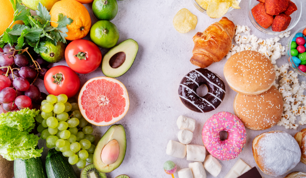 Contraste ente alimentos saudáveis de um lado com alimentos não saudáveis do outro.