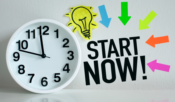 Um relógio, um desenho de uma lâmpada e a palavra "start now" com várias seta apontadas.