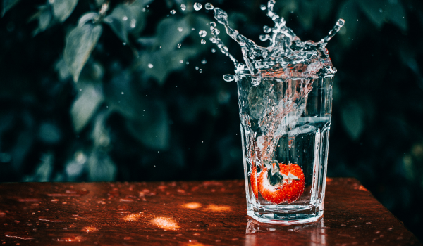 Hidratação e Alimentação: Por que Beber Água Também é Comer Bem