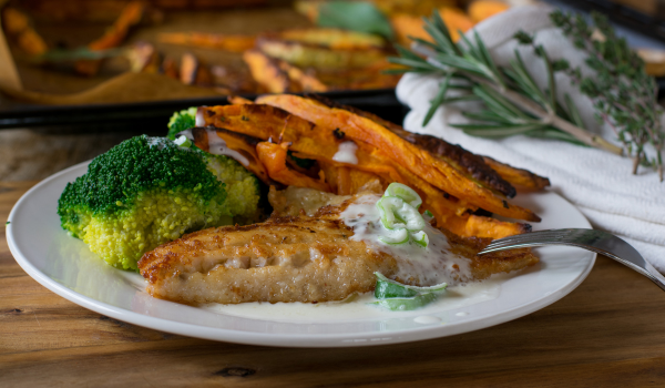 Peixe assado com batata doce e brócolis