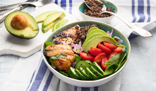 Bowl de quinoa com frango e abacate
