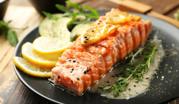 Salmão grelhado com legumes