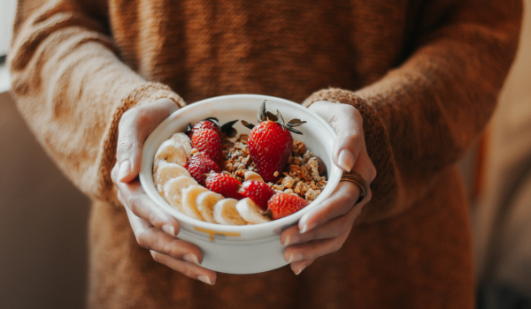 Bowl com granola, banana e frutas vermelhas