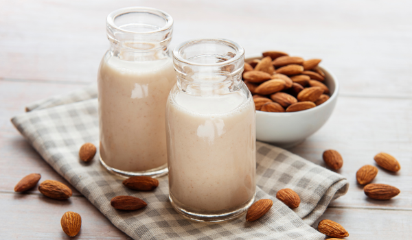 Leite morno e amêndoas